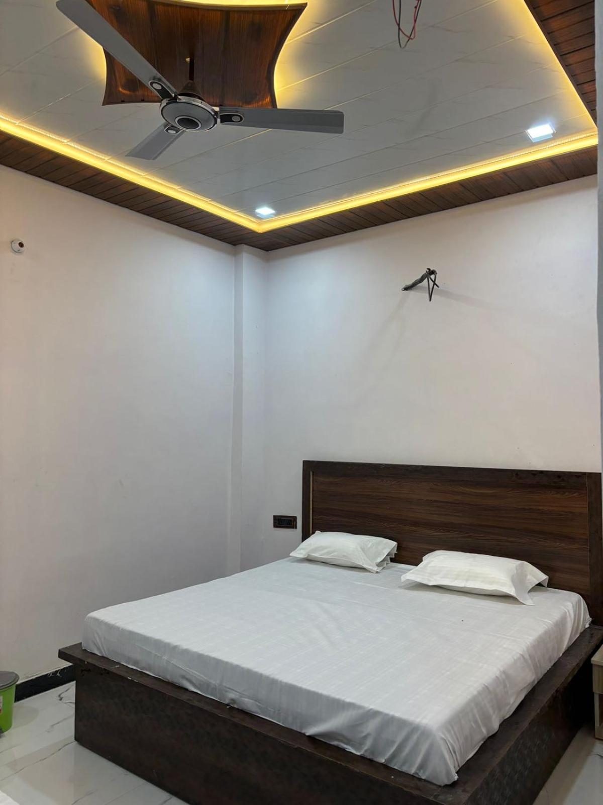 Guest house Kunj Bihari Dham Burja *
