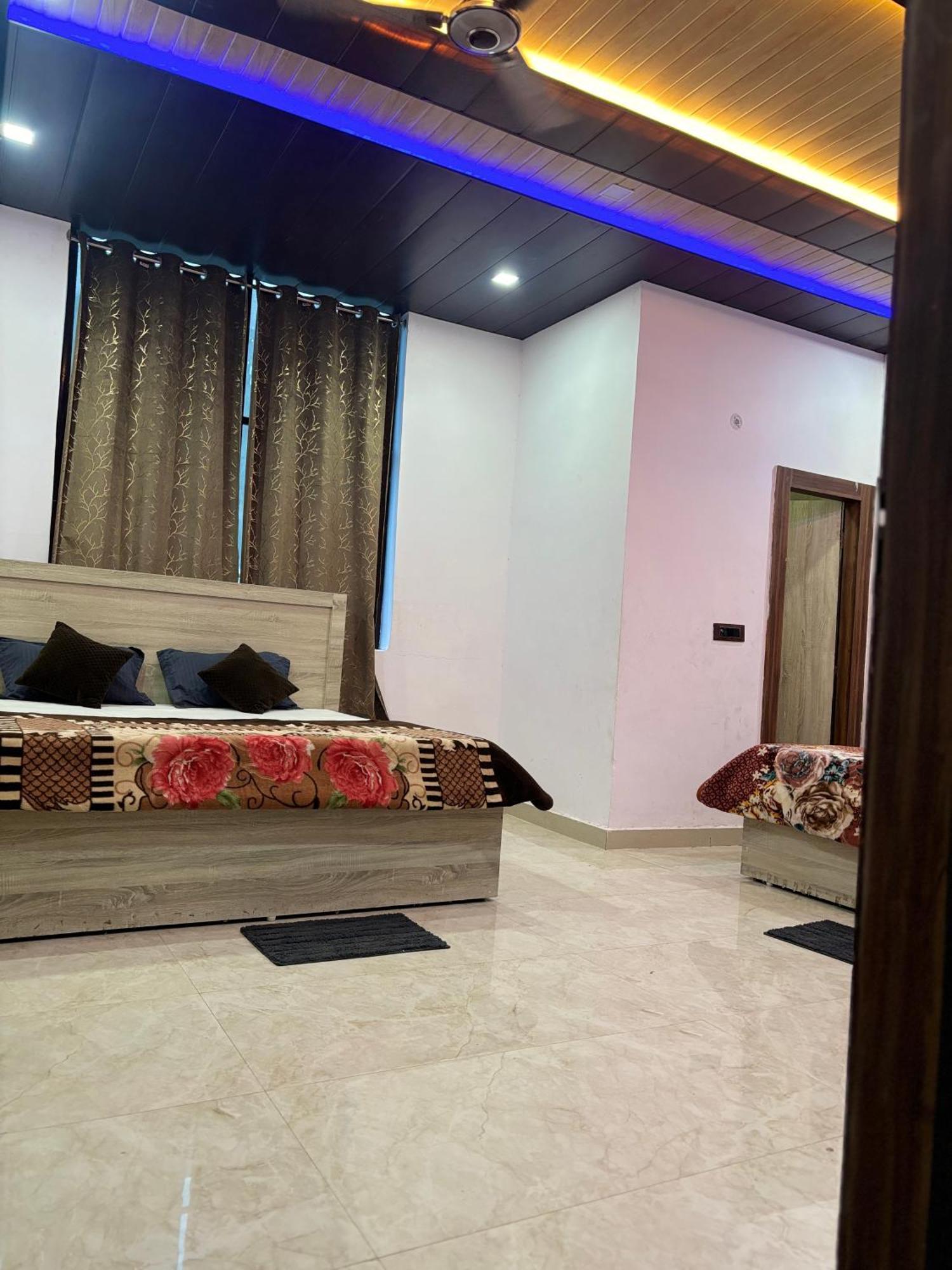 Guest house Kunj Bihari Dham Burja *